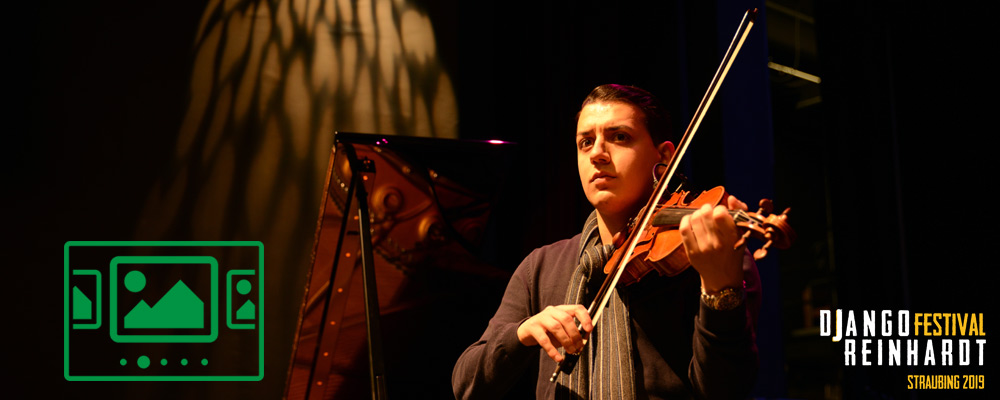 das slideshow-Fenster für 'wir-sind-straubing.de' anzeigen ...
David und Danino Weiss - Martin Taylor - Stochelo Rosenberg - Sandro Roy - Joel Locher - Peter Cudek - Xaver Hellmeier | Bilder: Peter Schrettenbrunner